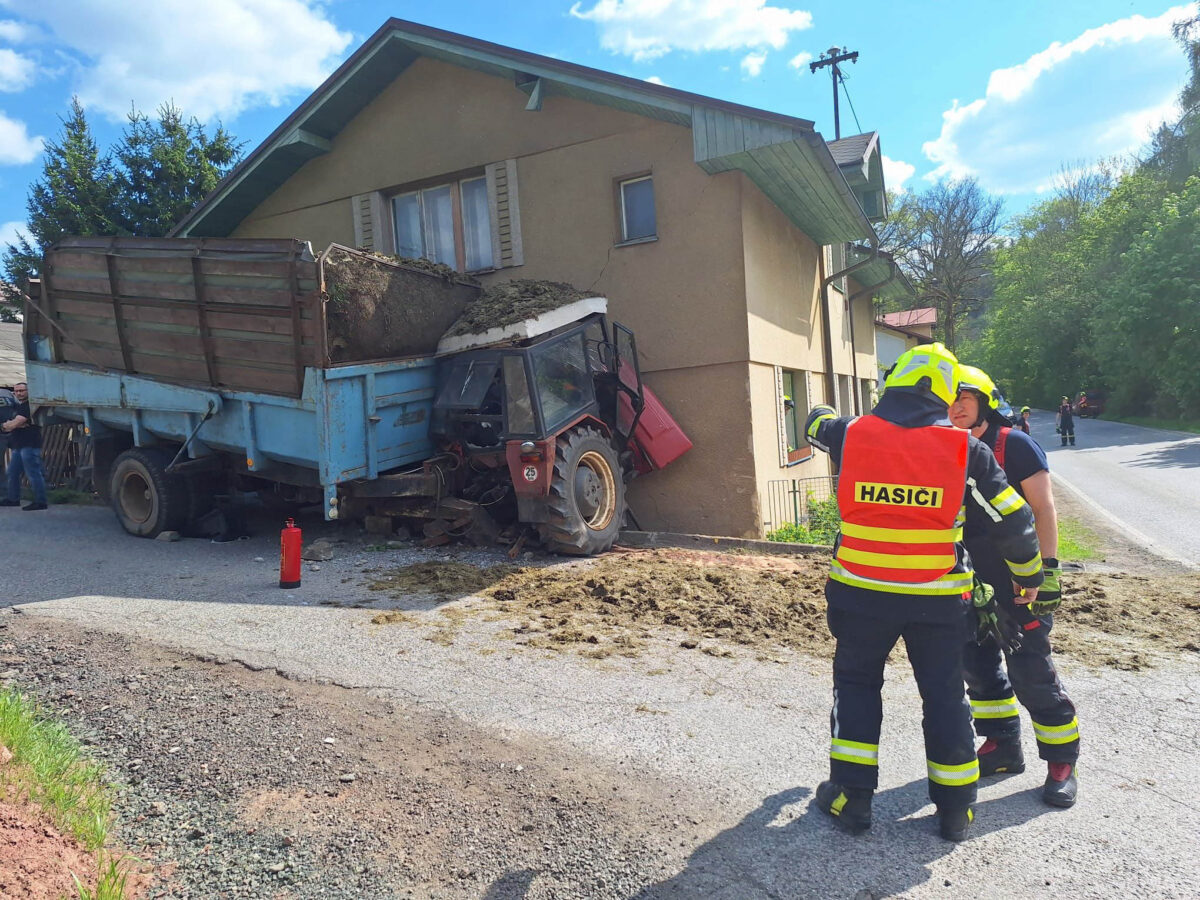 Nehoda traktoru v Libštátu na Semilsku. Foto: HZS
