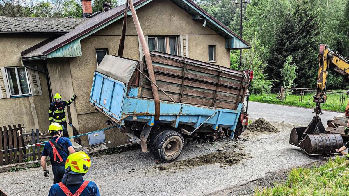 Nehoda traktoru v Libštátu na Semilsku. Foto: HZS Lomnice