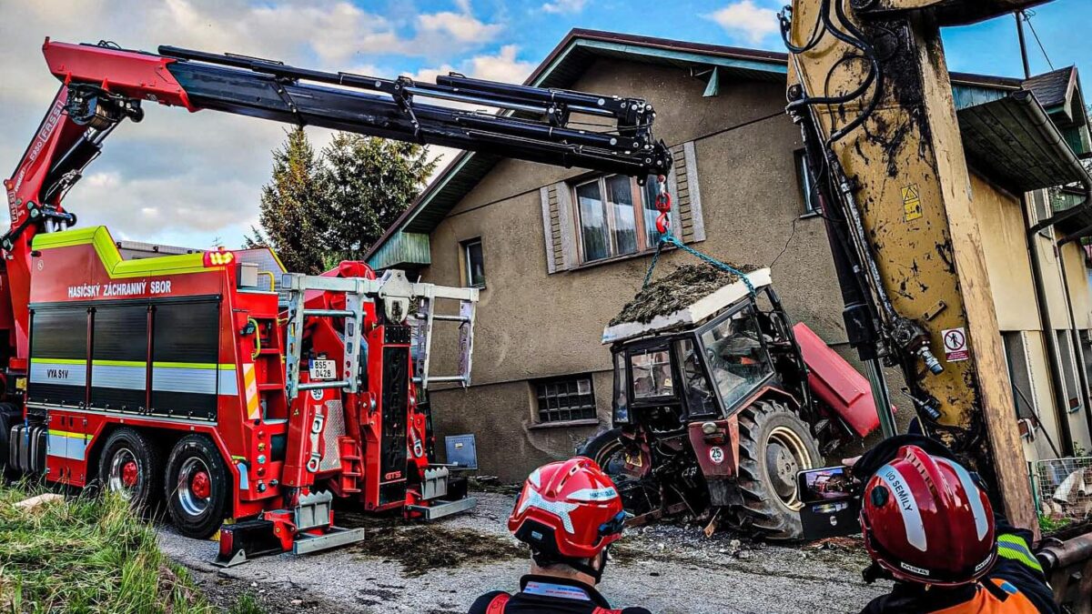Nehoda traktoru v Libštátu na Semilsku. Foto: HZS Lomnice