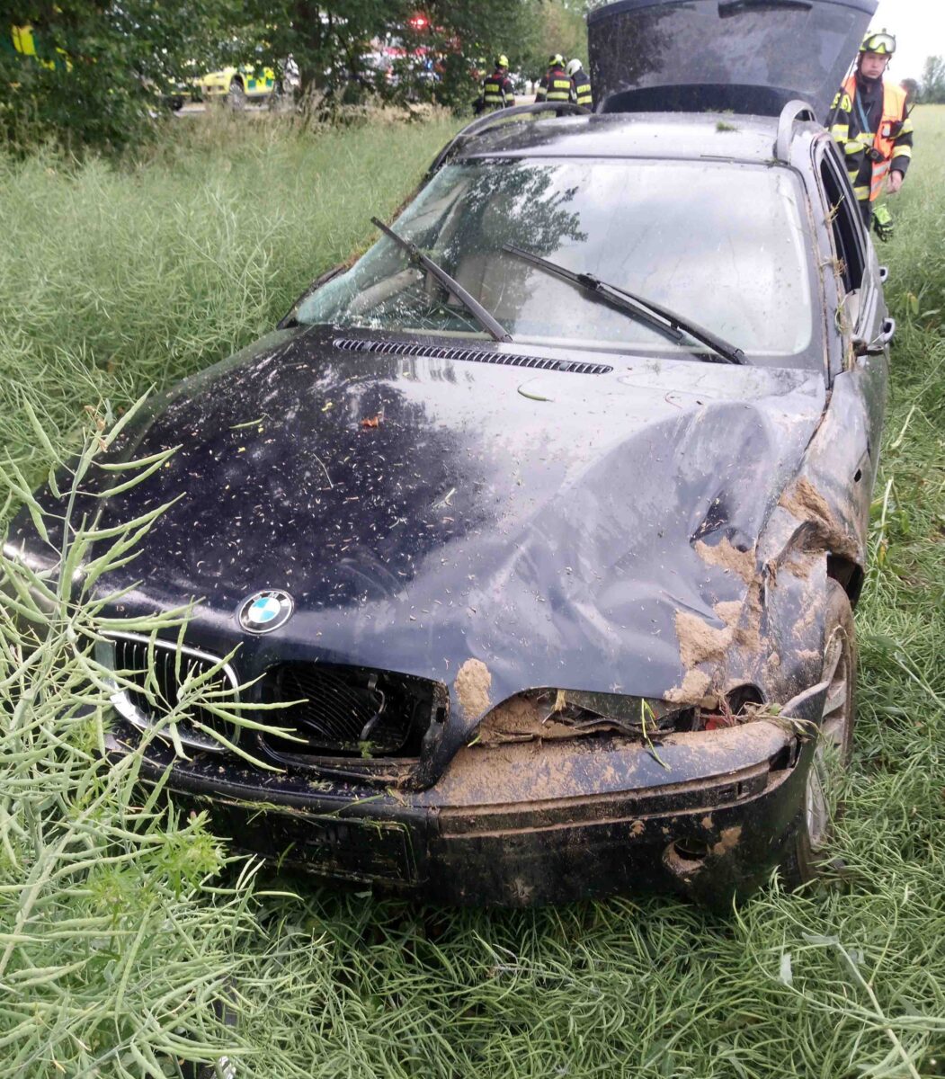Nehoda na Rychnovsku: Řidič BMW u Solnice vyjel ze silnice do pole. Foto: HZS