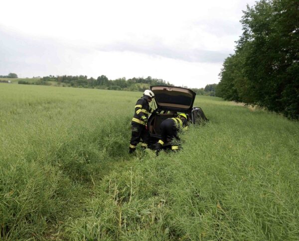 Nehoda na Rychnovsku: Řidič BMW u Solnice vyjel ze silnice do pole. Foto: HZS