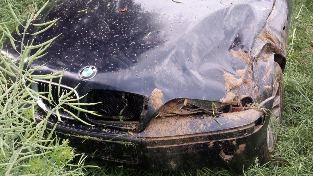 Nehoda na Rychnovsku: Řidič BMW u Solnice vyjel ze silnice do pole. Foto: HZS