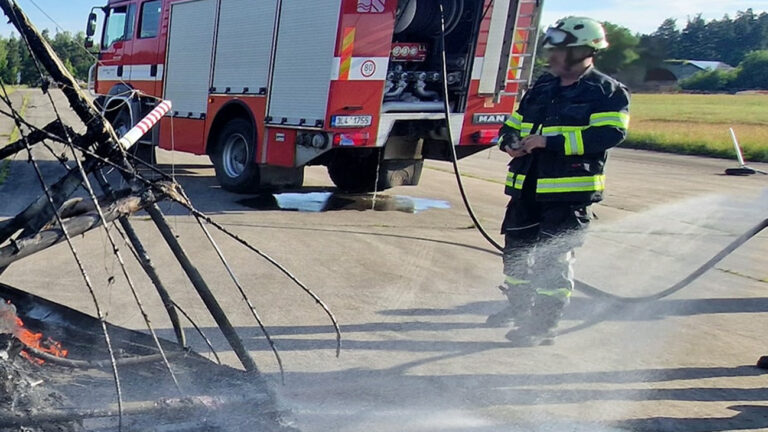 Tragická nehoda rogala na letišti Hradčany v Ralsku. Foto: HZS