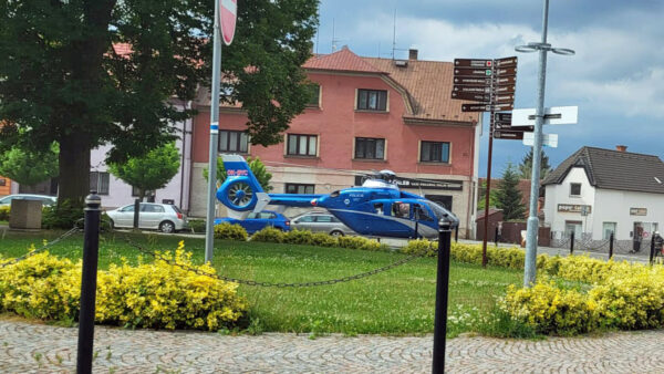 Ve městě Dolní Bousov se zřítil muž ze střechy, zasahovali záchranáři. Foto: CRzpravy