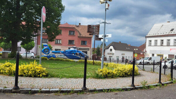 V Dolním Bousově se zřítil muž ze střechy, zasahovali záchranáři. Foto: CRzpravy
