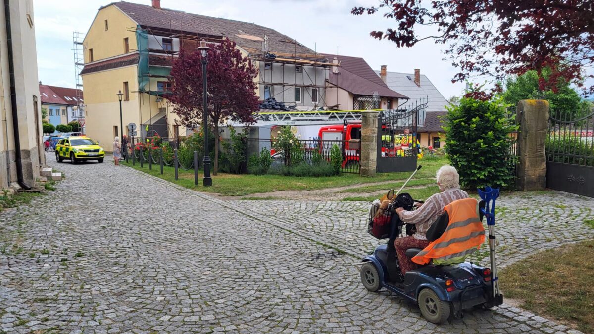 V Dolním Bousově se zřítil muž ze střechy, zasahovali záchranáři. Foto: CRzpravy