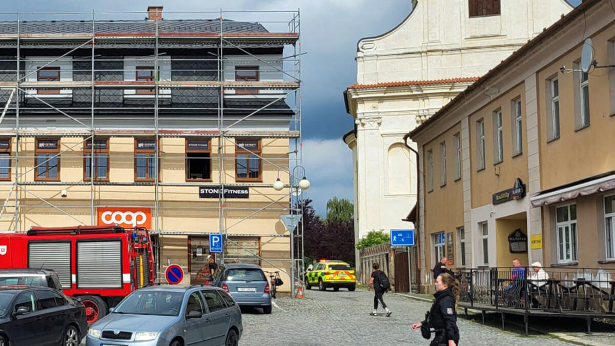 Ve městě Dolní Bousov se zřítil muž ze střechy, zasahovali záchranáři. Foto: CRzpravy