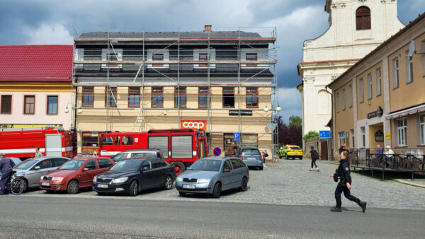 V Dolním Bousově se zřítil muž ze střechy, zasahovali záchranáři. Foto: CRzpravy