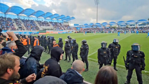Policie hlídá fanoušky Sparta Praha v Mladé Boleslavi. Foto: X