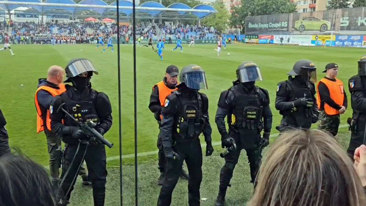 Policie hlídá fanoušky Sparta Praha v Mladé Boleslavi. Foto: X