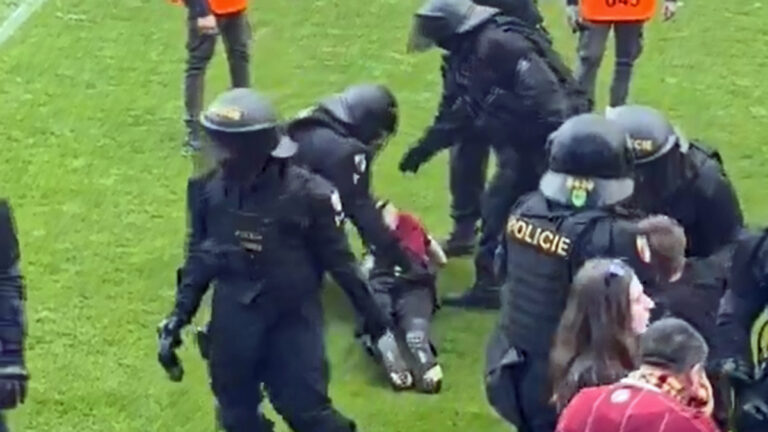 Zásah policie proti fanouškům Sparty. Foto: X