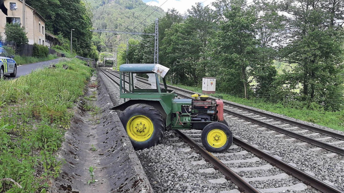 Na železniční koridor u Žlebu sjel traktor. Foto: SŽ