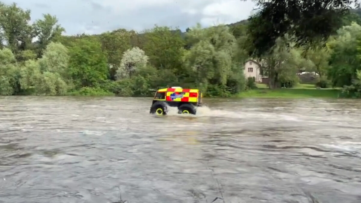 Speciální vůz záchranářů v Dobřichovicích unášela řeka. Foto: THP