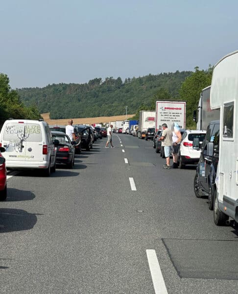 Na dálnici D5 se vytvořila dlouhá kolona. Foto: X
