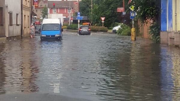 Zatopená Královehradecká ulice v Ústí nad Orlicí. Foto: Michal Rab