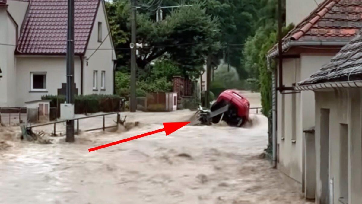 Záchrana řidiče uvězněného ve Štěnovicích při povodni.
