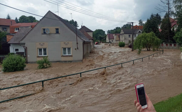 Blesková povodeň v obci Štěnovice na Plzeňsku. Foto: Krimi-Plzeň