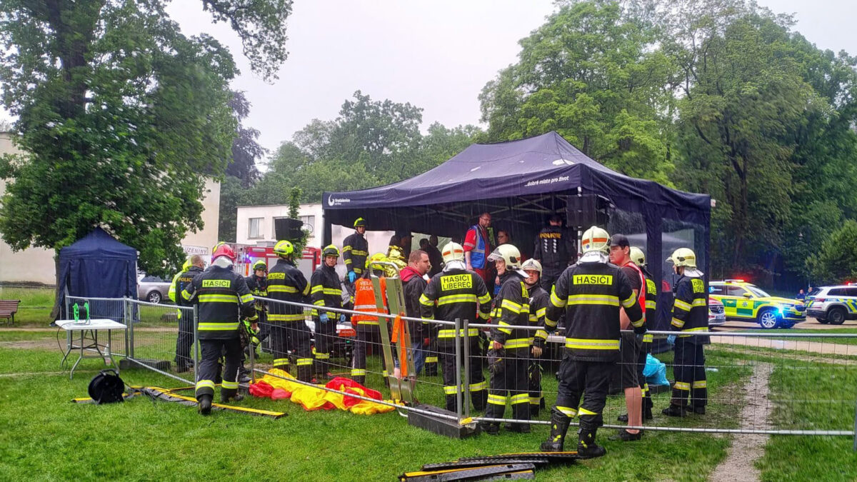 Záchranáři zasahují v zámeckém parku v Liberci Vratislavicích po úderu blesku. Foto: PČR
