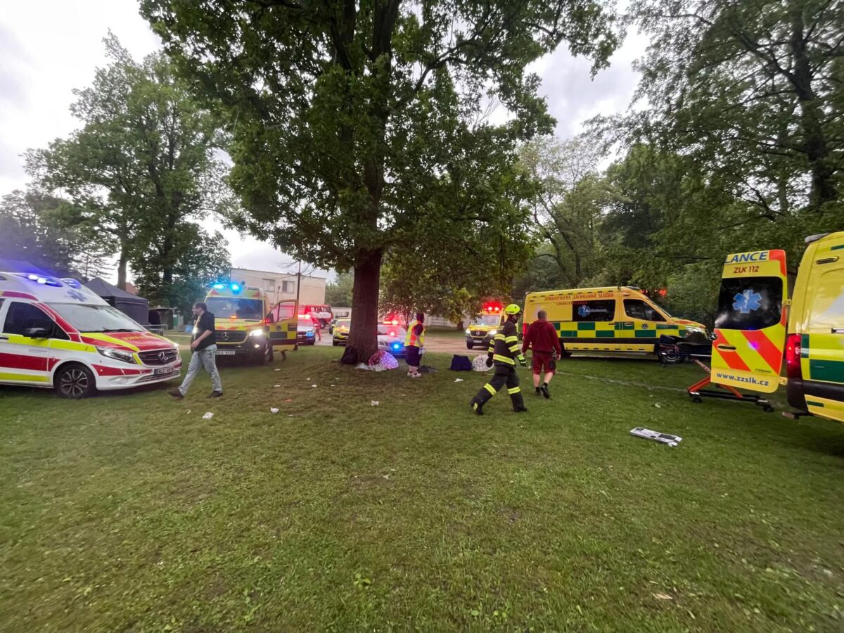 Zásah záchranářů po úderu bleskem v Liberci - Vratislavicích. Foto: ZZS