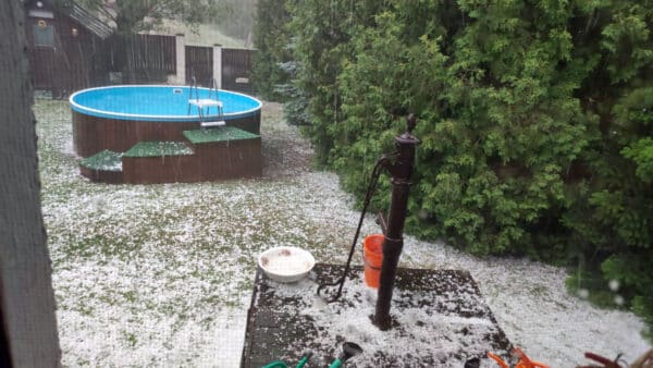 Kroupy zasypaly zahradu na Jindřichohradecku. Foto: Pavla Jelínková