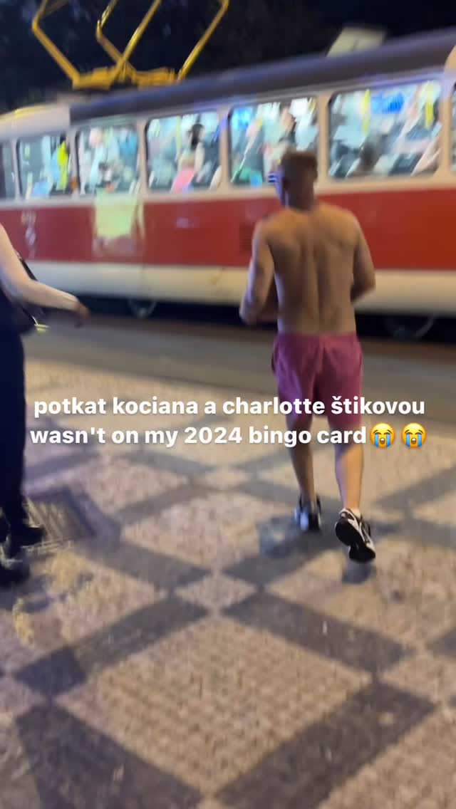 Charlotte Štiková a Martin Kocián kráčí noční Prahou. Zdroj: IG/Roxana