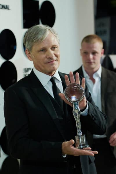 Herec Viggo Mortensen v Karlových Varech převzal Křišťálový globus. Foto: FSF Karlovy Vary