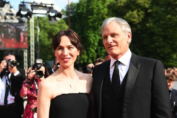 Herec Viggo Mortensen s partnerkou Ariadnou. Foto: FSF Karlovy Vary