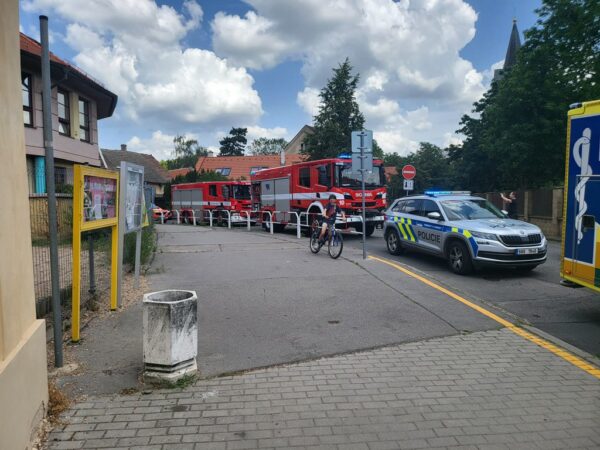 Zřícený strop ve škole Horní Počernice. Foto: HZS