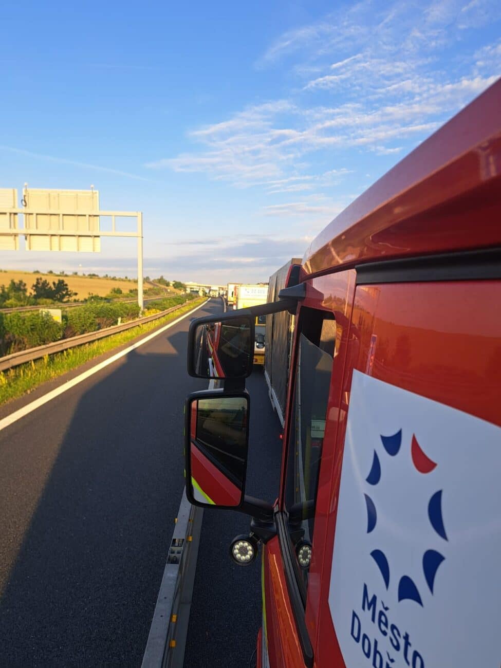 Hasiči nemohli projet k nehodě na dálnici D5. Foto: HZS