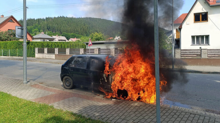 Fabia v Janové u Vsetína nabourala lampu a začala hořet. Foto: HZS