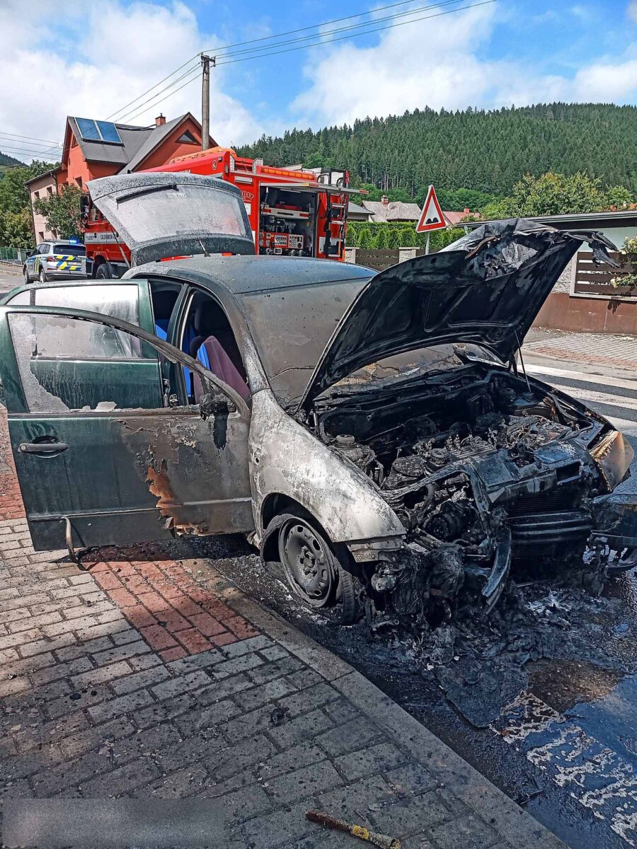 I přes rychlý zásah hasičů z Fabie mnoho nezbylo. Foto: HZS