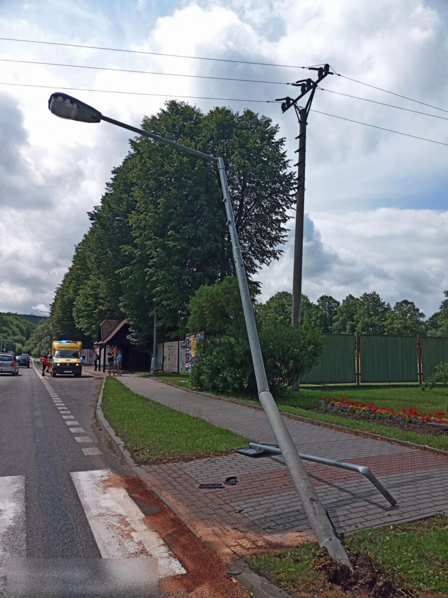 K zemi musela také nabouraná lampa veřejného osvětlení. Foto: HZS