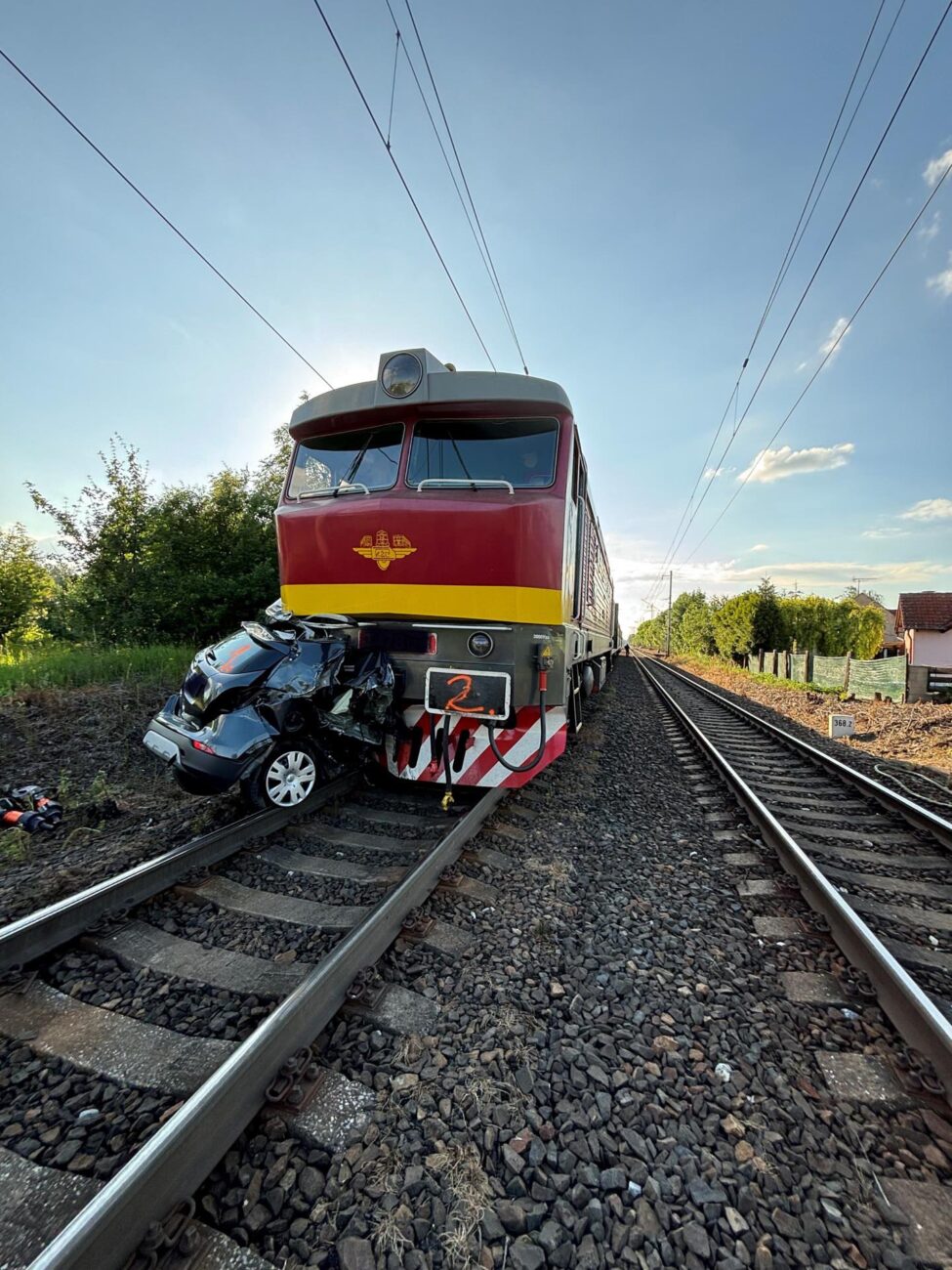 Tragická nehoda auta a vlaku v Malém Újezdu na Mělnicku. Foto: HZS