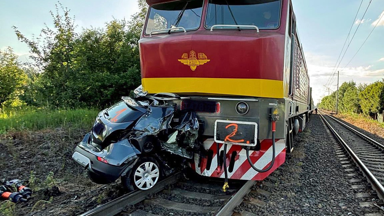 Tragická nehoda auta a vlaku v Malém Újezdu na Mělnicku. Foto: HZS