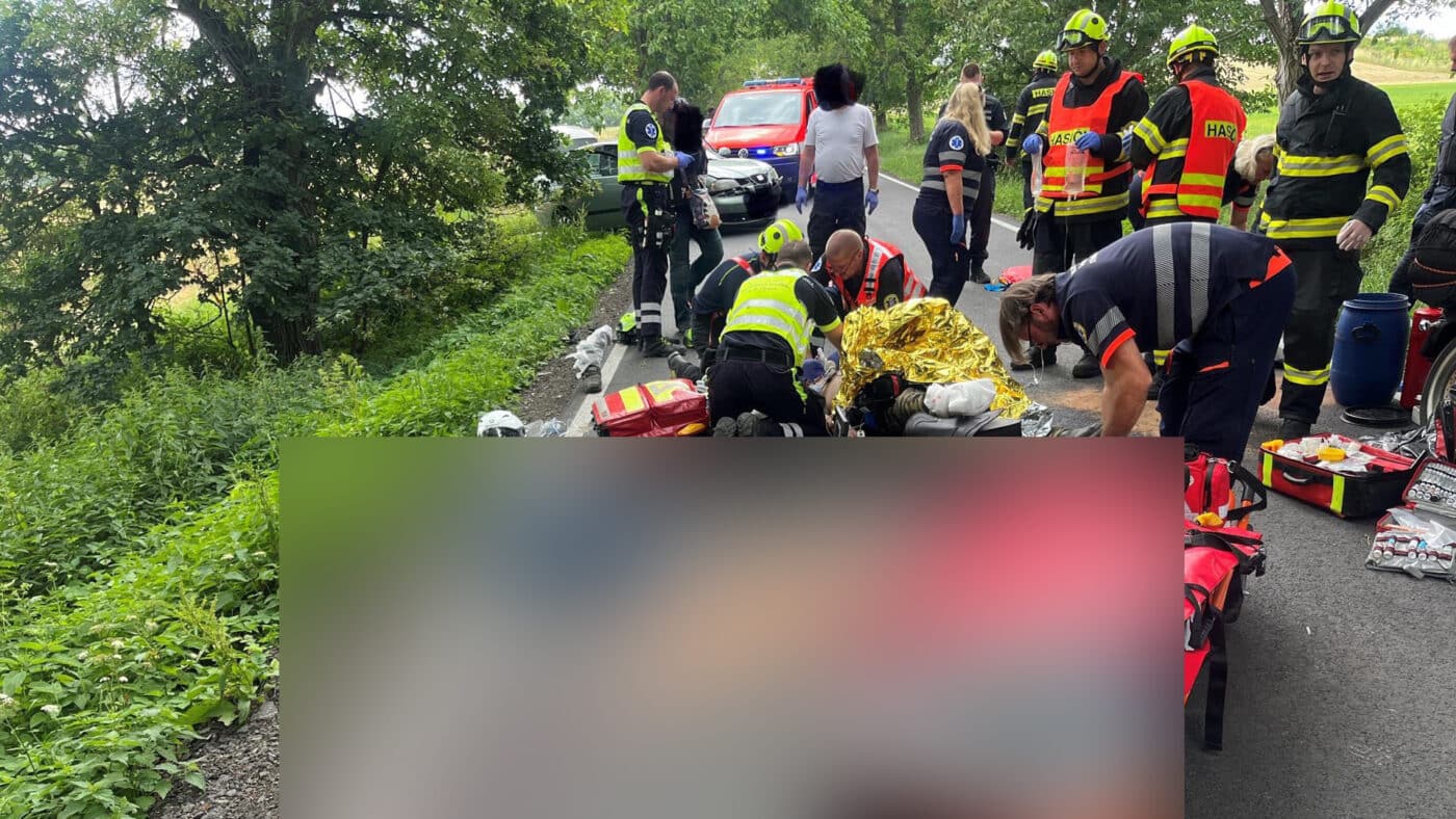 Nehoda auta značky Seat a motorkáře u Všechrom. Foto: HZS