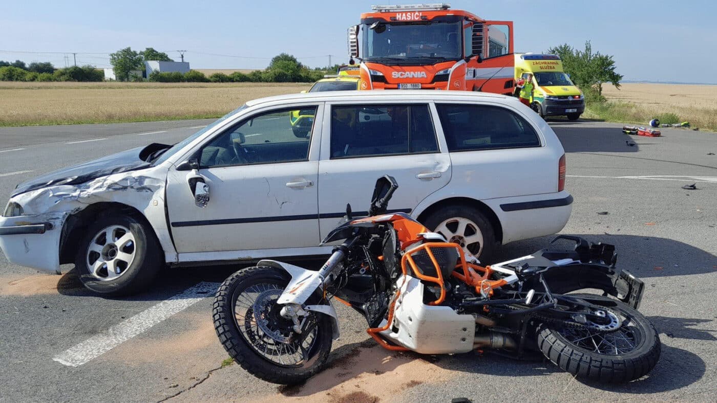 Nehoda auta a motorkáře u Jestřabí Lhoty. Foto: HZS