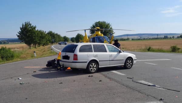 Nehoda auta a motorkáře u Jestřabí Lhoty. Foto: HZS