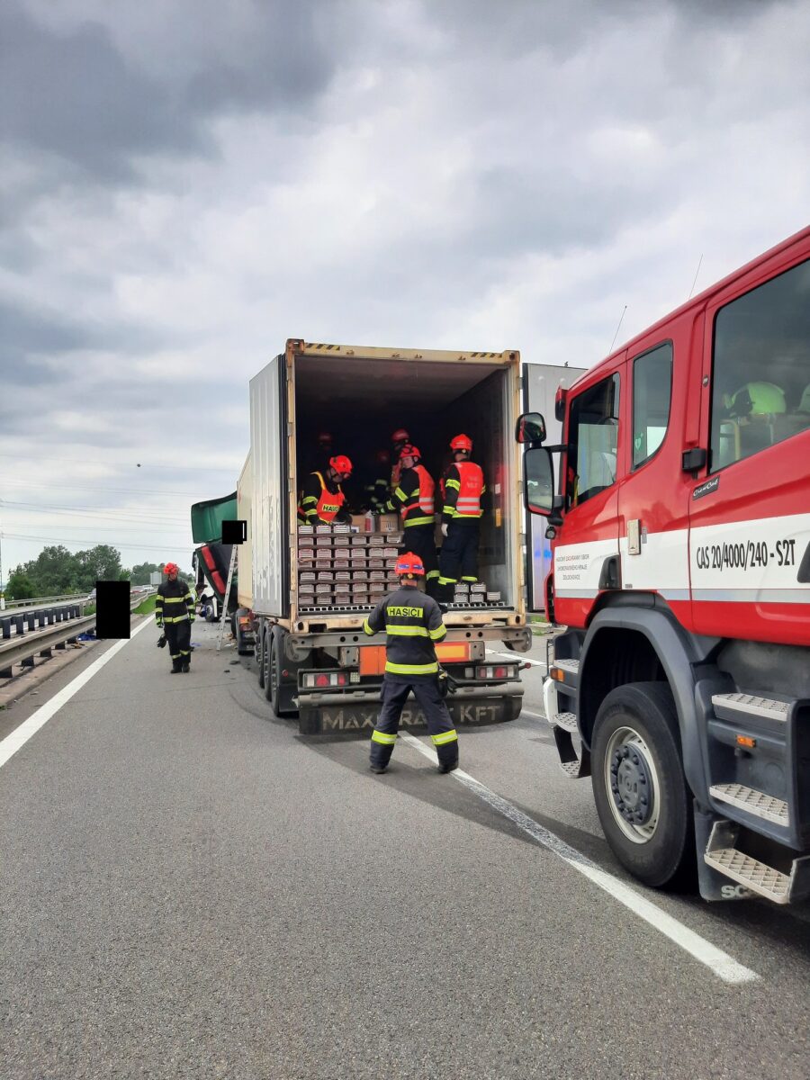 Nehoda kamionů na dálnici D2. Foto: PČR