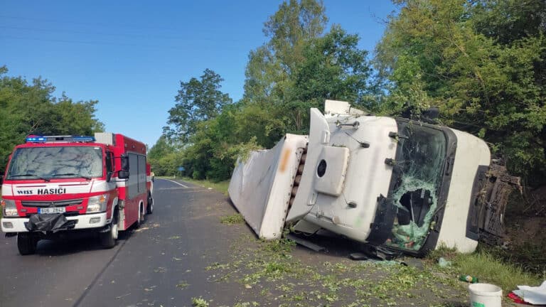 Nehoda kamionu na D7 u Postoloprt. Foto: PČR