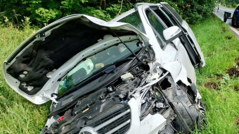 Nehoda dodávky a BMW u Studánky. Foto: HZS