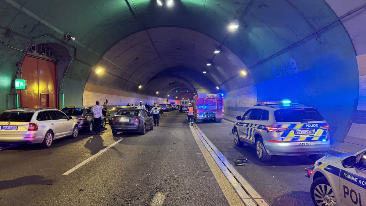 Hromadná nehoda v tunelu Blanka v Praze. Foto: HZS