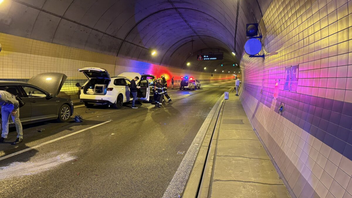 Hromadná nehoda v tunelu Blanka v Praze. Foto: HZS