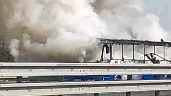 Požár autobusu na dálnici D5 v sobotu 29. června. Foto: FB