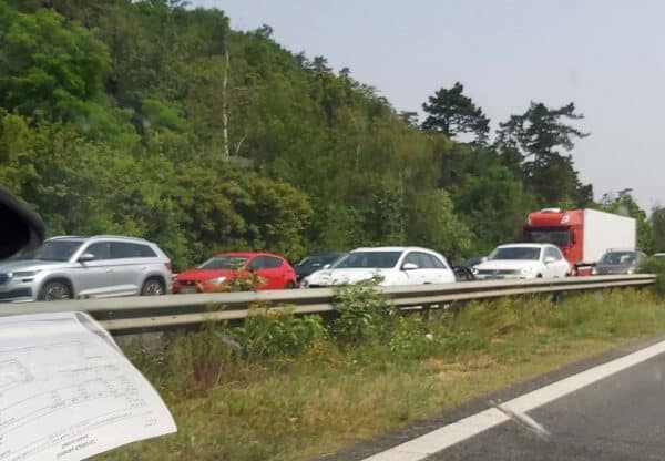 Na dálnici D5 se vytvořila dlouhá kolona. Foto: FB