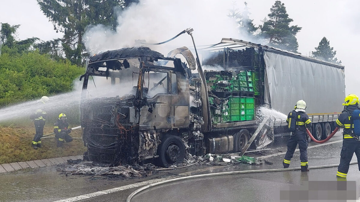 Požár kamionu na dálnici D1 u Divišova. Foto: HZS