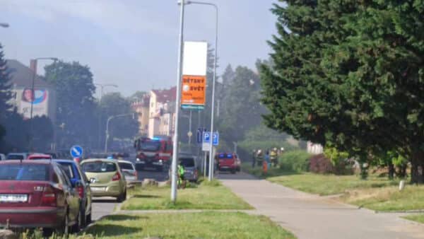 Kvůli požáru panelového domu byl omezen provoz v Havlíčkově ulici v Mladé Boleslavi. Foto: Šárka Janurová