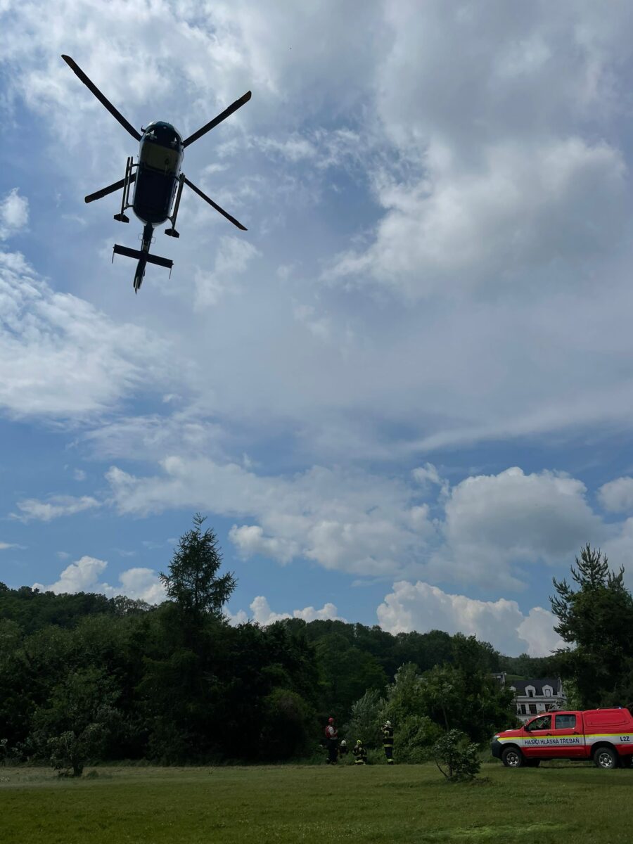 Záchranáři a hasiči lovili posádku z řeky Berounky u Hlásné Třebáně. Foto: HZS