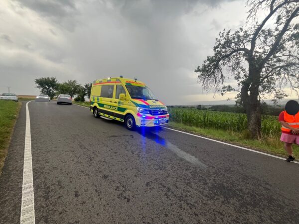 Auto na Příbramsku narazilo do stromu, zranili se tři lidé. Foto: Trans Hospital Plus