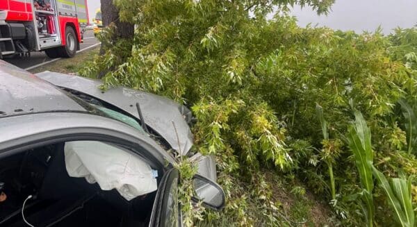 Auto na Příbramsku narazilo do stromu, zranili se tři lidé. Foto: Trans Hospital Plus