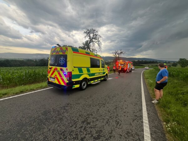 Auto na Příbramsku narazilo do stromu, zranili se tři lidé. Foto: Trans Hospital Plus